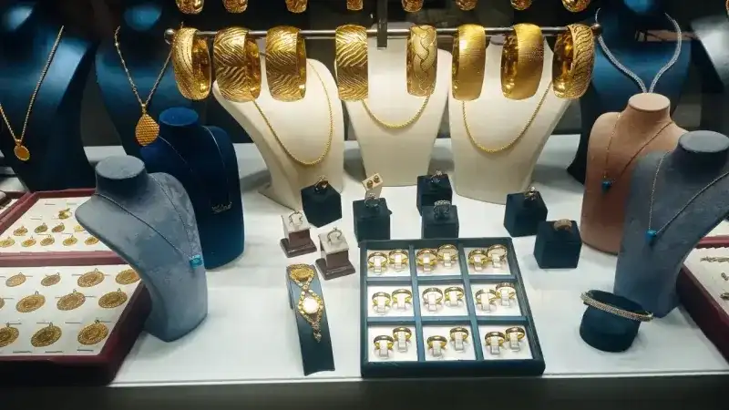 <p>Uzun vadeli altın alımının en güzel yatırım aracı olarak gördüğünü ve kısa vadede zengin yatırımcılar için bile altın yatırımının pek bir anlam ifade etmeyeceğini söyleyen başka bir kuyumcu esnafı ise “Ben 35 yıllık meslek hayatımda hiçbir zaman döviz yatırımını tavsiye etmedim altını uzun vadede en güzel yatırım aracı olarak görüyorum” dedi.</p>
<div id="0FAF0372_F218_6FEC_0522_2108684CC441"> </div>
<div id="0FAF0372_F218_6FEC_0522_2108684CC441"></div>