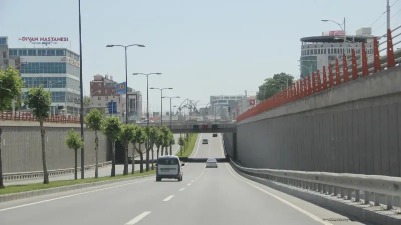 <p>Çevreyolu altgeçitler de sessizliğe gömüldü.</p>