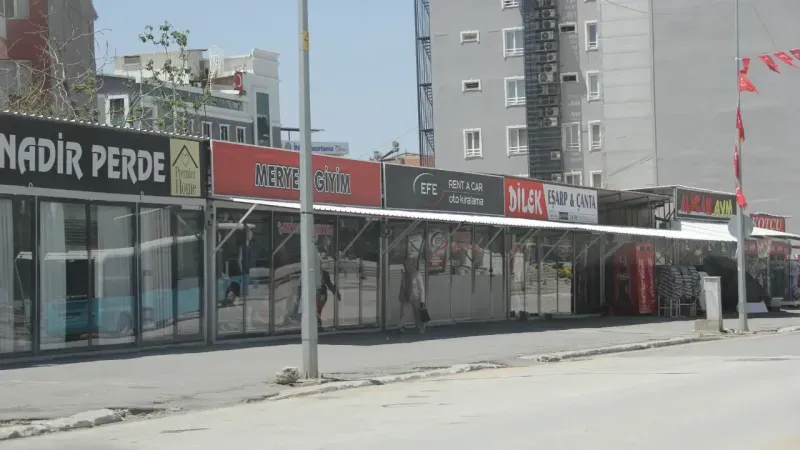 <p>İnönü Caddesi’nde ise, hiçbir alışveriş dükkânı açık değildi.</p>