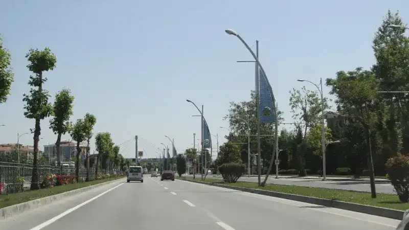 <p>Özellikle araç yoğunluğunun son derece yoğun olduğu çevreyolunda arada bir araçlar seyir halindeydi.</p>