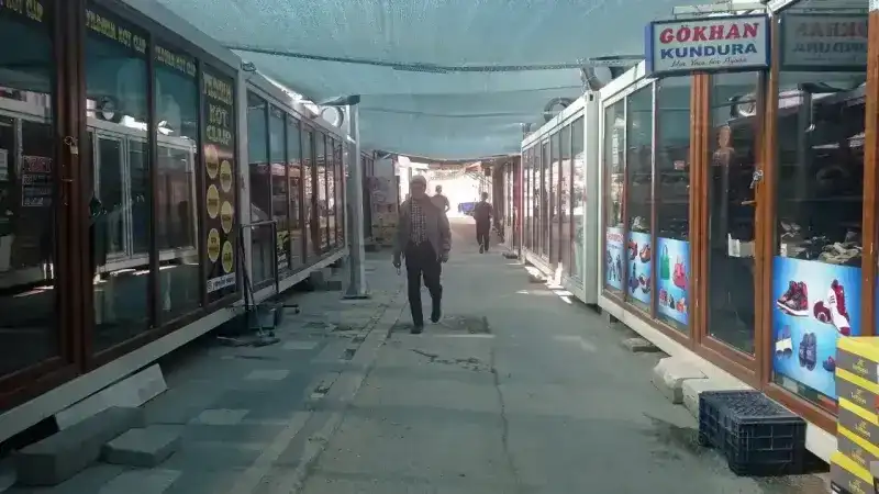 <p>Akpınar Çarşısı diye tabir edilen konteyner çarşı, tıklım tıklım olurken, bugün ne açık bir dükkân ne de vatandaş var.</p>