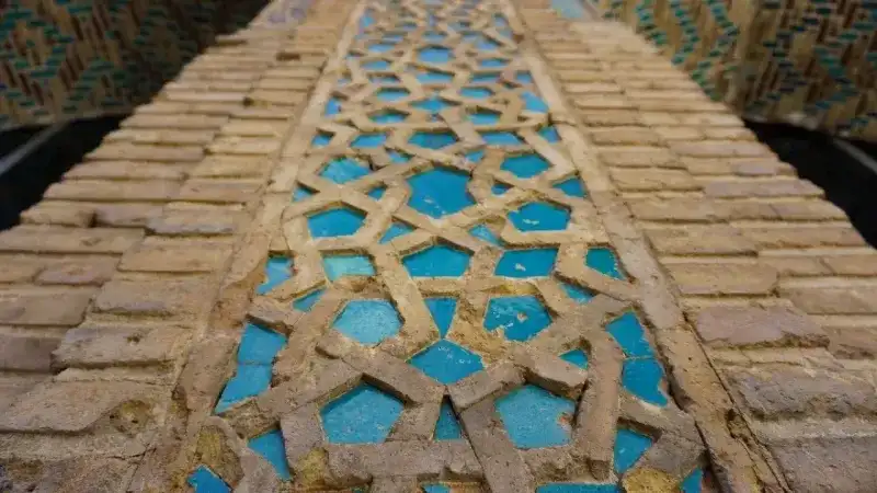 <p>Battalgazi ilçesinde (Eskimalatya) bulunan bu cami Selçuklu Hükümdarı Alaaddin Keykubat zamanında 1224 yılında inşa edildi.</p>
<p></p>
<p>Kitabesine göre mimarları Yakup bin Ebubekir el-Malati ve Mansur bin Yakup... Tuğladan yapılmış kısımlar ilk cami şeklini, taş olanlar ise daha sonra yapılan ilaveleri gösteriyor.</p>