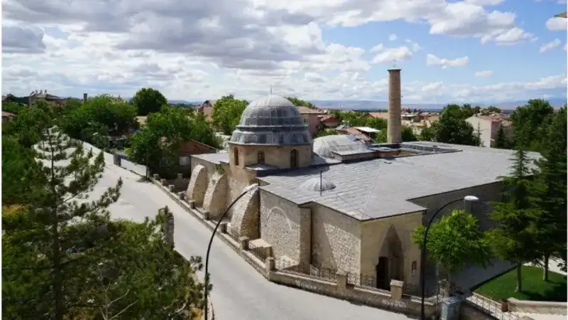 <p>Dört eyvanlı plan ile İran’daki büyük Selçuklu camilerinin Anadolu’daki ilk ve tek örneği. Mihrap önü kubbesine bitişik, ortasında bahçesi ve havuzu ile iç avlu, planın esasını meydana getiriyor.</p>