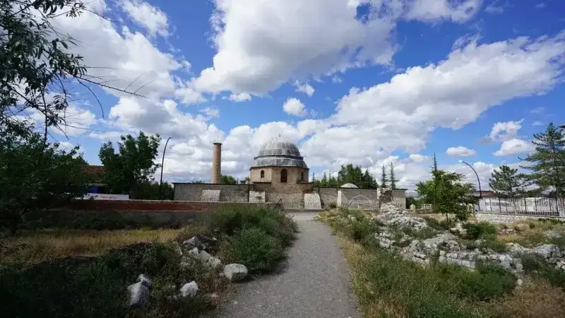<p>Battalgazi ilçesine bağlı Eskimalatya denilen bölgede yer alan Ulu Cami, şehir merkezine yaklaşık 10 kilometrelik bir mesafede bulunuyor. Şehir merkezi çevre yolu üzerinden toplu taşıma araçlarıyla kolaylıkla ulaşım sağlanıyor.</p>