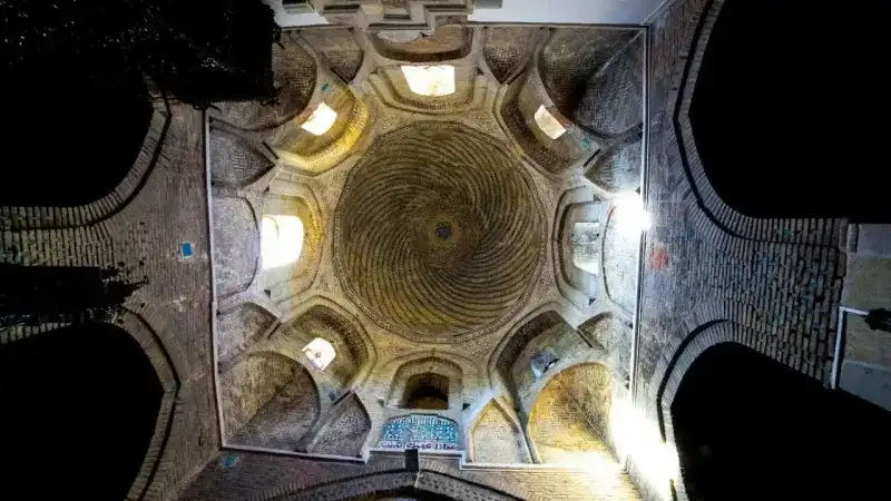 <p>İran’daki büyük Selçuklu camilerinin Anadolu’daki tek örneği olmasıyla da öne çıkan cami, geometrik çini süslemeleri, tuğla işçiliği ve iç avlusundaki havuzuyla ziyaretçilerini yüzyıllar öncesine götürüyor.</p>