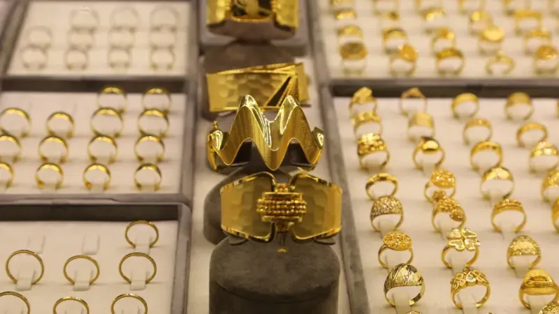 <p>Altının yıl sonu hedefi hakkında bilgiler veren Karacağil,</p>
<blockquote>“Dünya genelinde merkez bankalarının faiz indirimi beklentilerinin artması, altın fiyatlarını şimdiden yukarı yönlü harekete geçirdi. Yorumcuların, genel anlamda takibini yaptığımız kişilerin baktığımız zaman yıl sonu tahmini olarak 5 bin-5 bin 500 TL bandını gösterdiğini ifade edebiliriz. Tabi dünya politikalarındaki gelişmelerde çok önemli bir faktörde yer almaktadır”</blockquote>
<p> şeklinde konuştu.</p>
<div id="0FAF0372_F218_6FEC_0522_2108684CC441"></div>