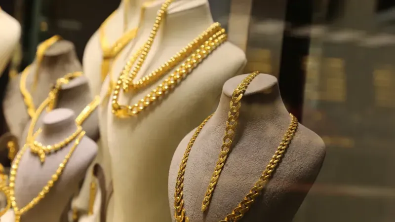 <p>Altın alışverişleriyle ilgili vatandaşlara uyarılarda bulunan Karacağil,</p>
<blockquote>“Vatandaşlara altın alırken kesinlikle kuyumcu dışında ve kuyumcu kontrolü olmadan altın alışverişi yapmasınlar. İkinci bir önerimizde altın alışverişlerinde takası da tavsiye etmiyoruz. Ürün aldıkları zaman karşı taraftaki müşteriden gelen takaslar ve herhangi bir talepleri değerlendirmesinler. Kesinlikle kuyumcu kontrolünü yapsınlar, yaptırsınlar. O şekilde öneriyoruz”</blockquote>
<p>değerlendirmede bulundu.</p>
<div id="0FAF0372_F218_6FEC_0522_2108684CC441"></div>