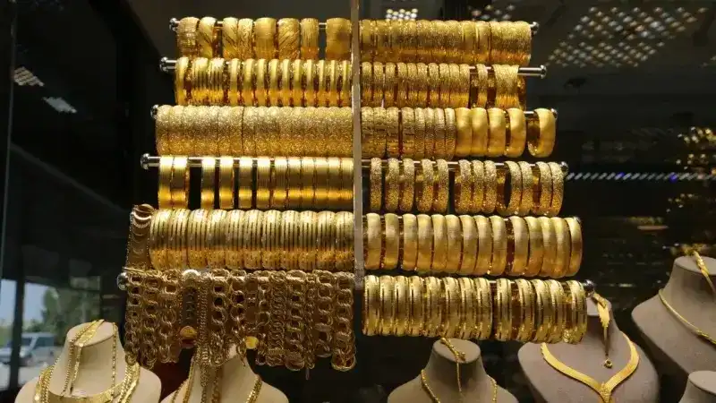 <p>Altının hem kısa vadede hem de uzun vadede kazandırdığını söyleyen Karacağil,</p>
<blockquote>“Altın, kısa vadede de kazandırıyor. Yani günde 100-120 TL bandı arasında ani artışlar meydana gelebiliyor. Gayrimenkul ve araç fiyatları altına göre değer kaybediyor. Bundan dolayı altın kısa vadede de uzun vadede de yatırım aracı, güvenli liman diyebiliriz. Güncel fiyatlarımız şu an itibariyle çeyrek altın 8 bin 101 TL, 24 ayar gram altınımız 4 bin 972 TL, Yarım altınımız da 16 bin 324 TL, yani altında ziynet grubu gramda, ziynet gruplarında hangisini alırsan al altın her zaman kazandırıyor”</blockquote>
<p> ifadelerini kaydetti.</p>
<div id="0FAF0372_F218_6FEC_0522_2108684CC441"></div>