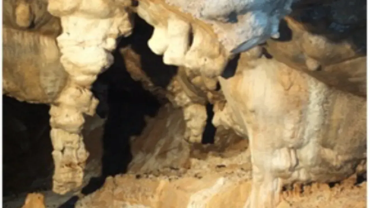 <p>Mağaranın birinci bölümü 35 metre çapında dairevi bir formda. Buradan ikinci bölüme ancak önce tırmanıp sonra sürünerek gidiliyor.</p>