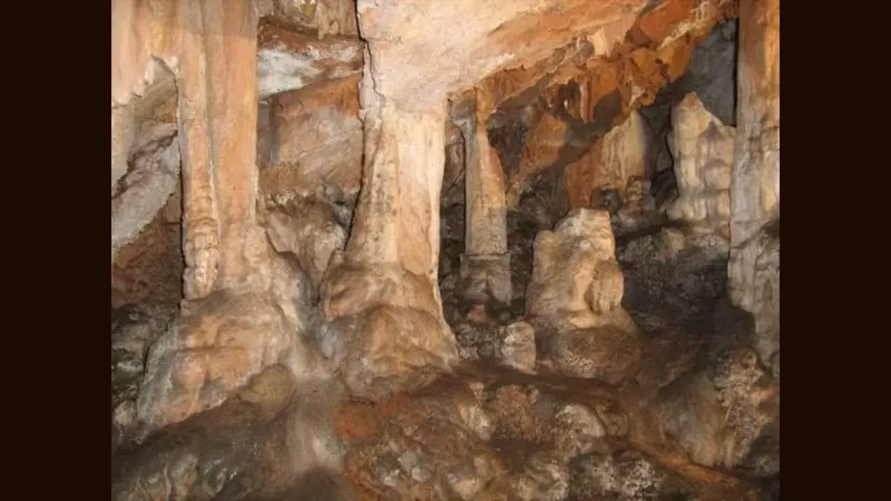 <p>İkinci bölüm ise 6 metre genişlikte ve 3 metre yükseklikte. Buradan sonrasının var olup olmadığı bilinmiyor ancak orada yaşayan vatandaşlar mağaranın devam ettiğini söylüyor.</p>