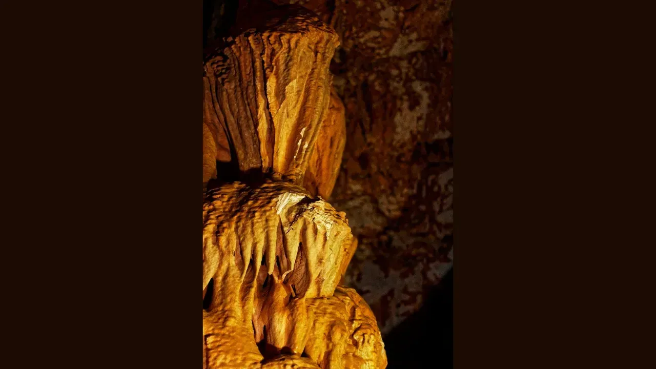 <p>Polat Sulu Mağara’nın her iki bölümünde sarkıt ve dikitler var. Mağara olağanüstü yapısını halen koruyor ve buraya insan elinin değmediği ifade ediliyor. Ayrıca zemininin rutubetten dolayı kaygan olduğu söyleniyor.</p>