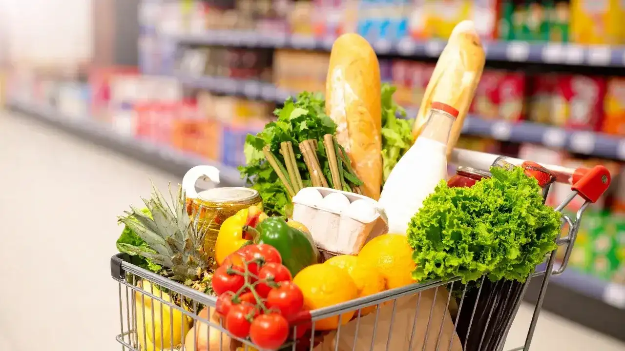 <p>Akaryakıt fiyatlarındaki oynaklık, soğuk zincir depolama zorunluluğu ve artan lojistik maliyetleri.. Tüm bunlar, özellikle hızlı bozulabilen ürünlerde etiketlere doğrudan yansıyor. Bir ürünün fiyatı, market rafına gelene kadar birkaç kez değişebiliyor.</p>
<div id="0FAF0372_F218_6FEC_0522_2108684CC441"></div>