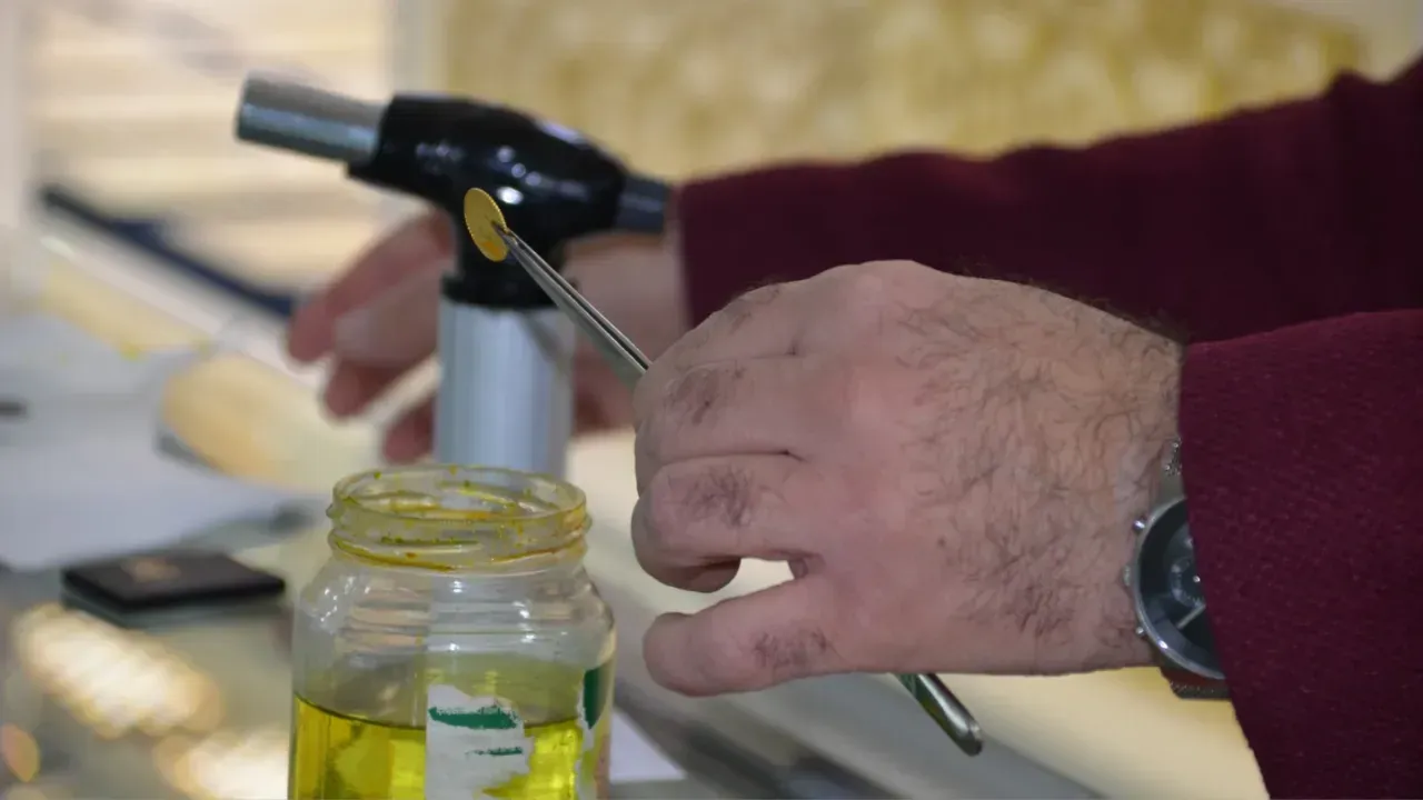 <p>Peki altının sahte olup olmadığı nasıl anlaşılır, bir vatandaş bunu kolayca anlayabilir mi? Kuyumcu esnaflarından Engin Temizer, bu konuda önemli uyarıda bulundu.</p>
<div id="0FAF0372_F218_6FEC_0522_2108684CC441"></div>