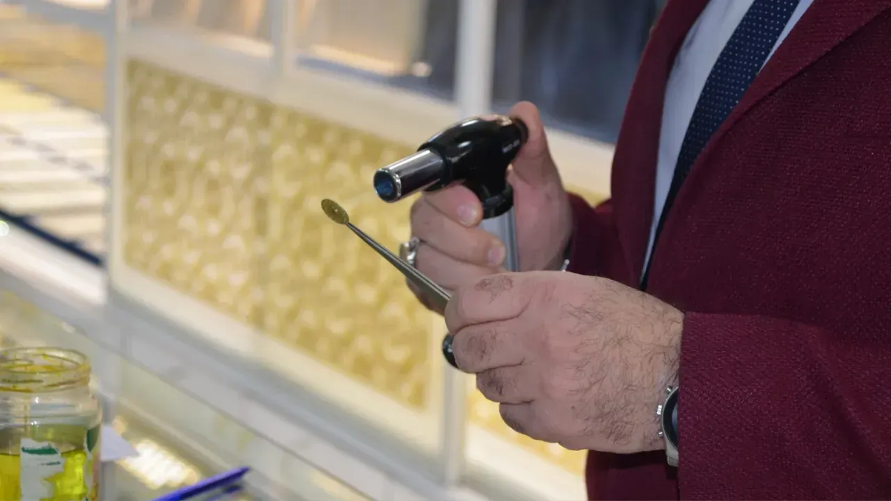 <p>Son zamanlarda sahte altının piyasada yavaş yavaş çoğaldığına dikkat çeken Engin Temizer, altın fiyatlarının yükselmesi dolandırıcıların ekmeğine yağ sürdüğünü söyledi.</p>
<div id="0FAF0372_F218_6FEC_0522_2108684CC441"></div>