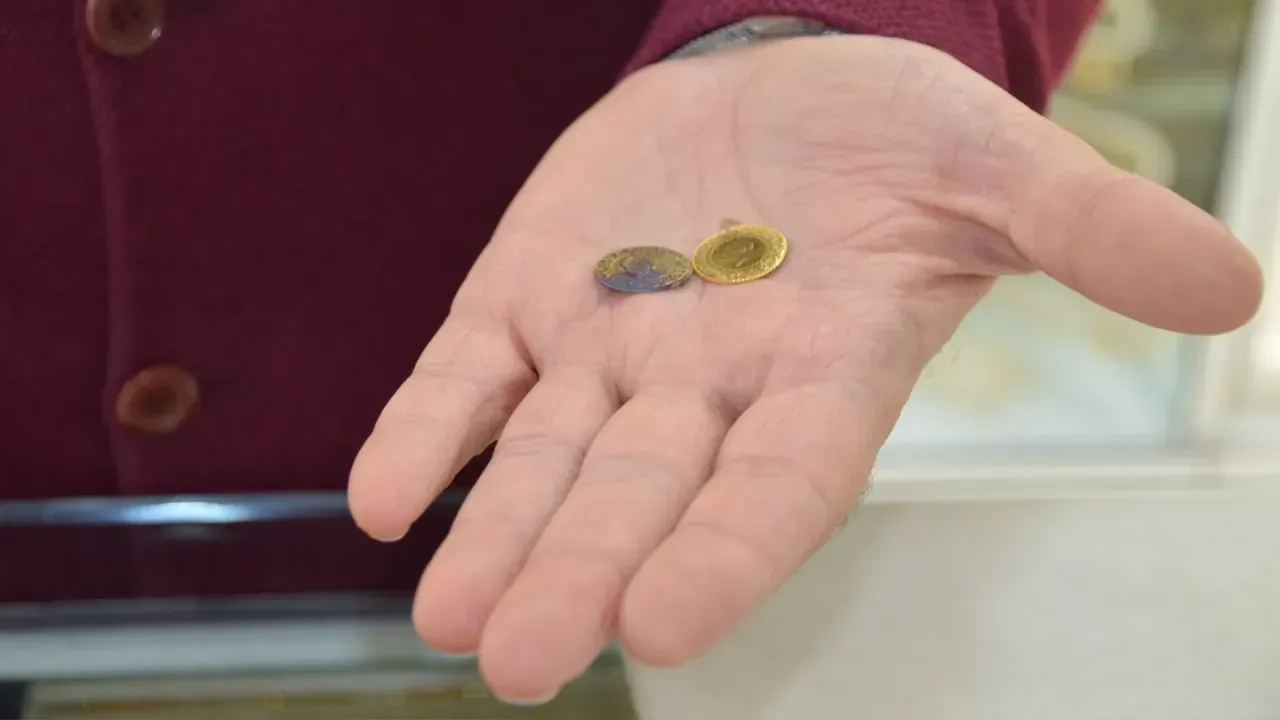 <p>Sahte altın olaylarının en çok paketli olan ürünlerde ortaya çıktığını ifade eden Temizer,</p>
<blockquote> “Altın fiyatlarının yükselmesi sahte altının piyasada artmasına neden oluyor. Sahte altını vatandaşlar anlayamaz. Burada altın yatırımcılarına tavsiyemiz bildikleri, tanıdıkları, güvendikleri kuyumculardan alışveriş yapmaları ve sahte altın konusunda sıkıntılara düşmemeleri. En başta paketli olan ürünleri bilmedikleri kişilerden almamaları gerekiyor. Çünkü bu gibi konular en çok paketli ürünlerde ortaya çıkıyor”</blockquote>
<p>diye konuştu.</p>
<div id="0FAF0372_F218_6FEC_0522_2108684CC441"></div>