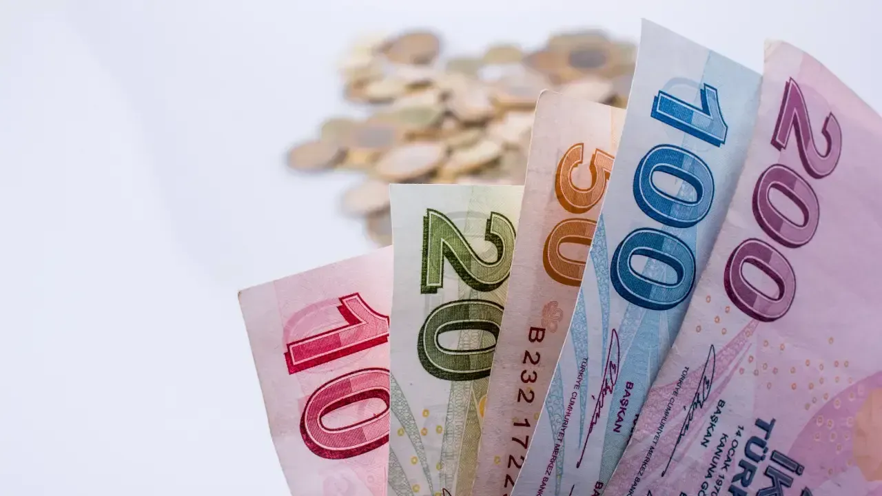 <p>Türkiye İstatistik Kurumu (TÜİK) tarafından açıklanan Şubat ayı enflasyon rakamlarına göre 12 aylık TÜFE ortalaması kira artışında belirleyici oldu. Türk Borçlar Kanunu’na göre konut kiralarında artış oranı, bir önceki kira yılında TÜFE’nin 12 aylık ortalamasını geçemiyor. Bu oran artık yeniden tek belirleyici kriter olarak uygulanıyor.<br /> Açıklanan son verilere göre kira sözleşmesini Mart ayında yenileyecek kiracılar için uygulanabilecek azami zam oranı 12 aylık TÜFE ortalaması kadar olacak. Ev sahipleri bu oranın üzerinde artış yapamayacak. Taraflar karşılıklı anlaşma sağlasa bile yasal sınırın aşılması durumunda kiracı itiraz hakkına sahip olacak.</p>