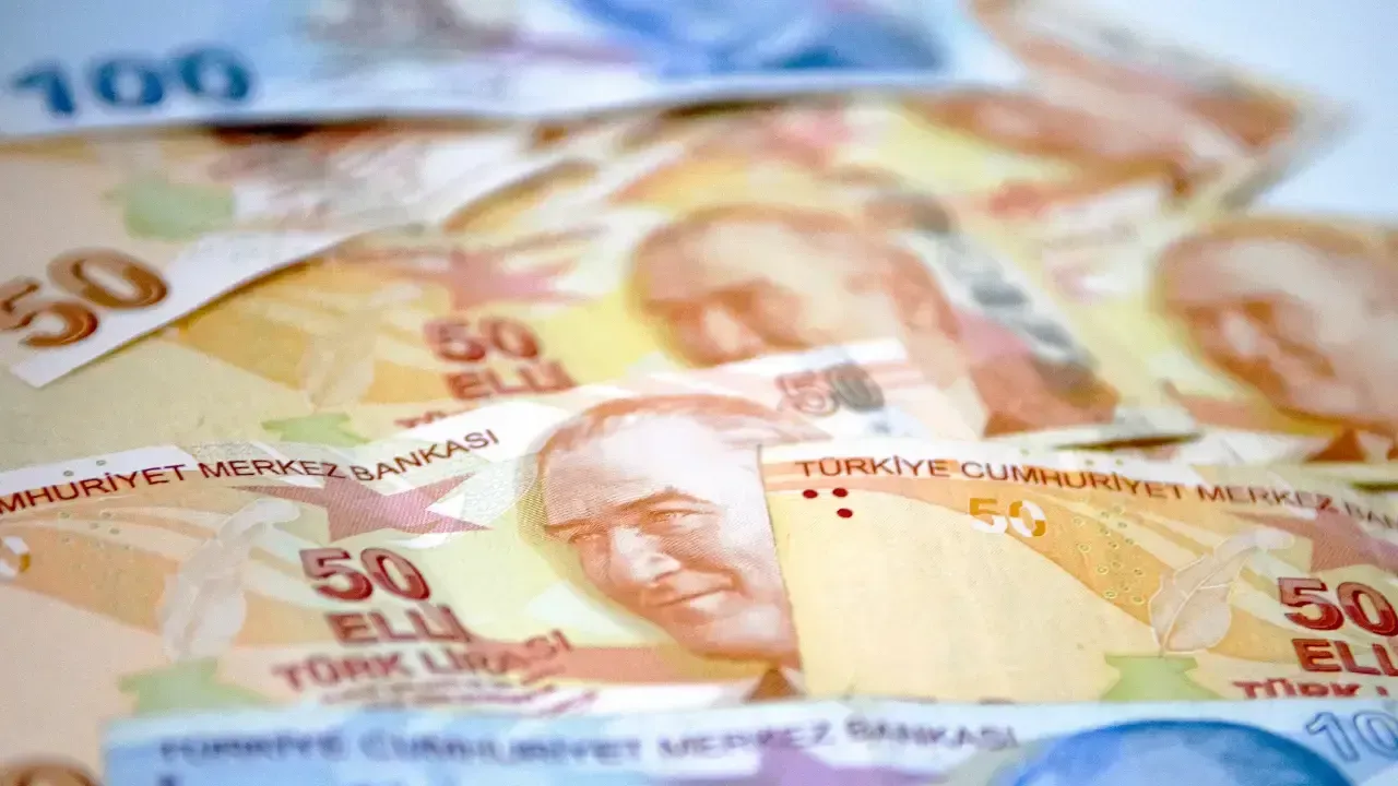 <p>Şubat enflasyon verilerinin açıklanmasıyla birlikte Mart ayında kira sözleşmesini yenileyecek Malatyalılar için zam tavanı belirlenmiş oldu. Ev sahipleri TÜFE 12 aylık ortalamasının üzerinde artış yapamayacak. Kiracılar ise yasal haklarını bilerek hareket etmeli.<br /> Önümüzdeki aylarda açıklanacak yeni enflasyon verileri kira artış oranlarını doğrudan etkilemeye devam edecek. Bu nedenle hem ev sahiplerinin hem de kiracıların Türkiye İstatistik Kurumu tarafından açıklanan aylık verileri yakından takip etmesi büyük önem taşıyor.<br /> Kira sözleşmesi yenileme dönemi yaklaşan Malatyalılar için kritik süreç başladı. Tarafların yasal sınırlar çerçevesinde hareket etmesi, olası mağduriyetlerin önüne geçilmesi açısından hayati önem taşıyor.</p>