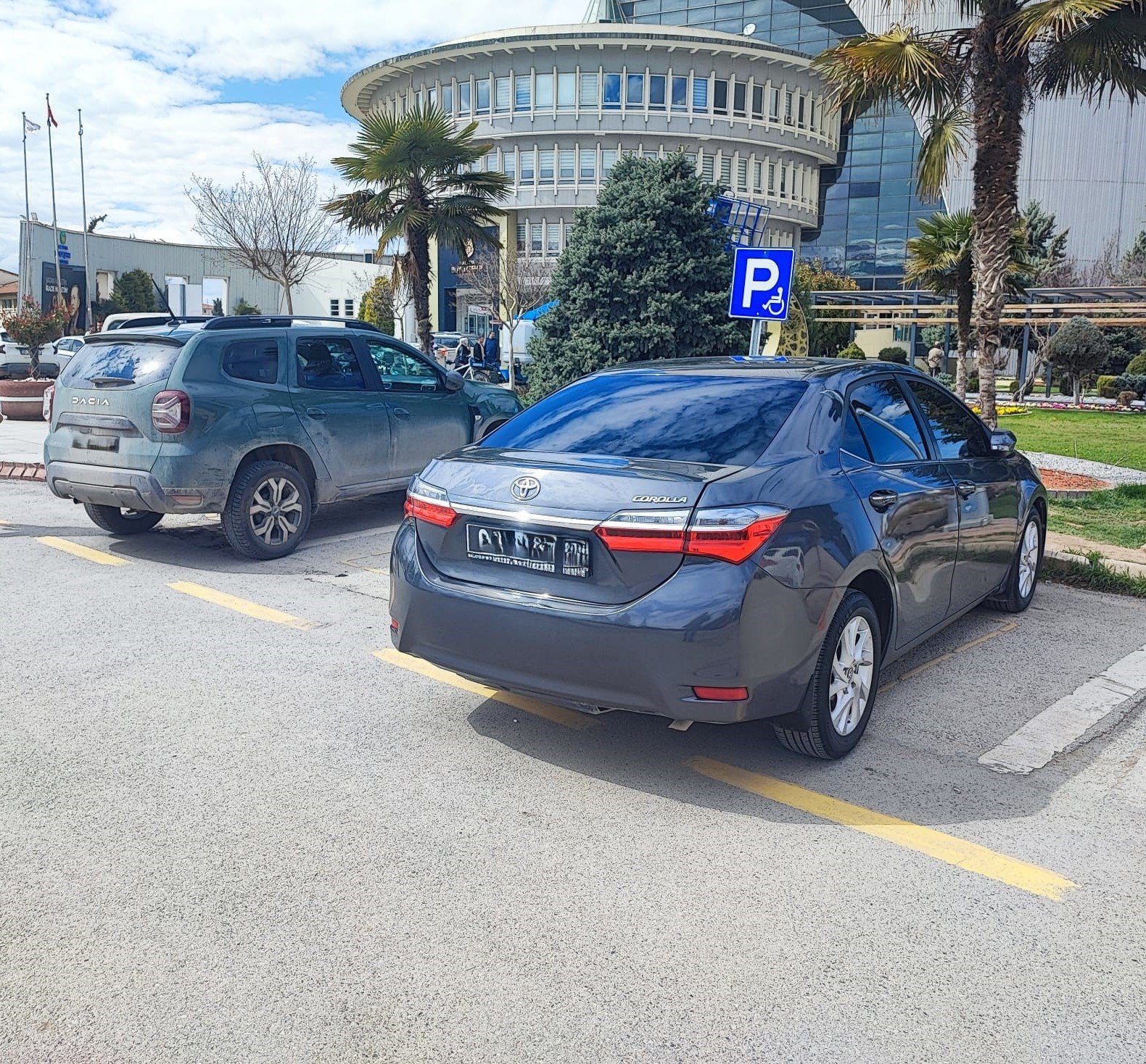 Malatya'da ‘Engelsiz’ Belediye önünde ‘Engel’ dolu manzara!