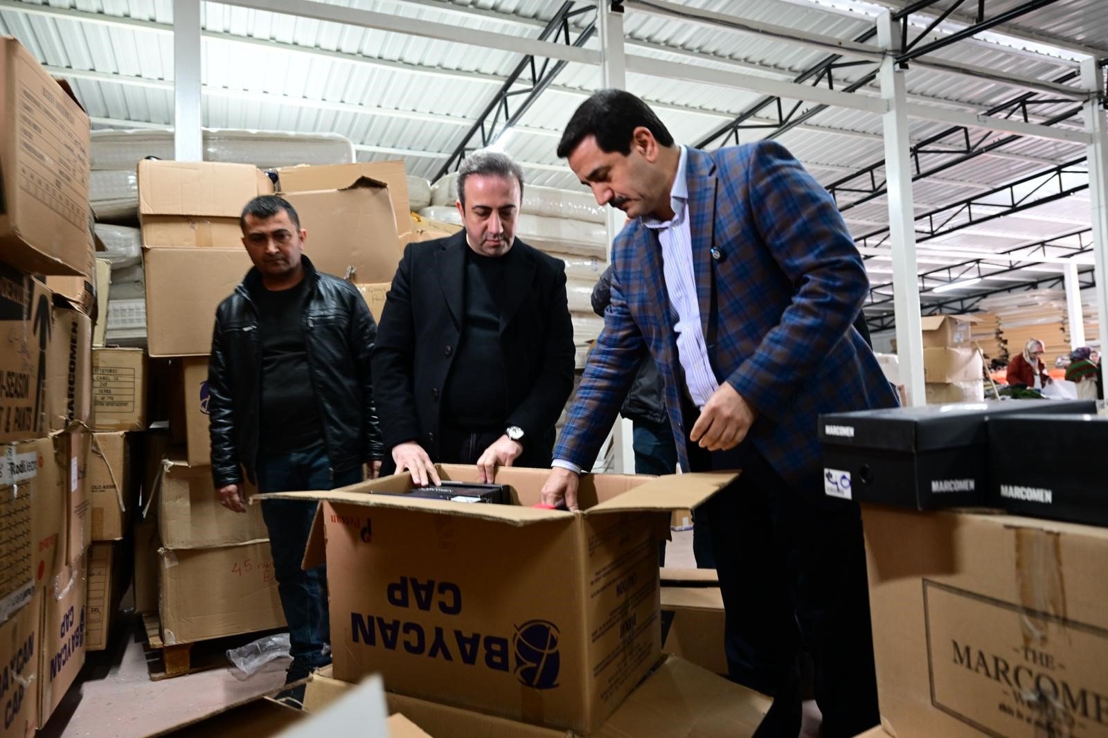 Başkan Taşkın yardım malzemeleri tasnifine eşlik etti