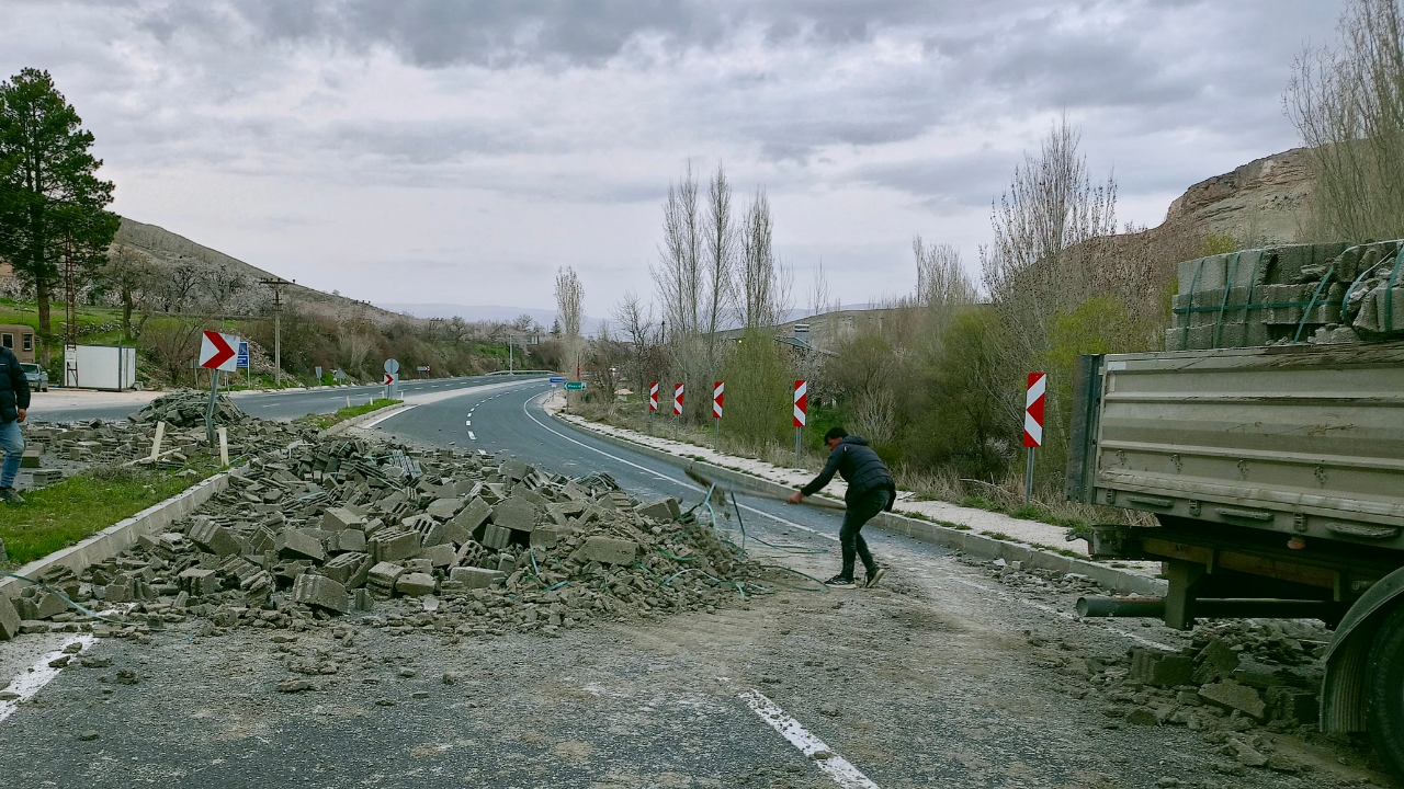 Direksiyon Başında Uyuyakalınca Tir Karşı Şeride Geçti (1) Malatyahaber