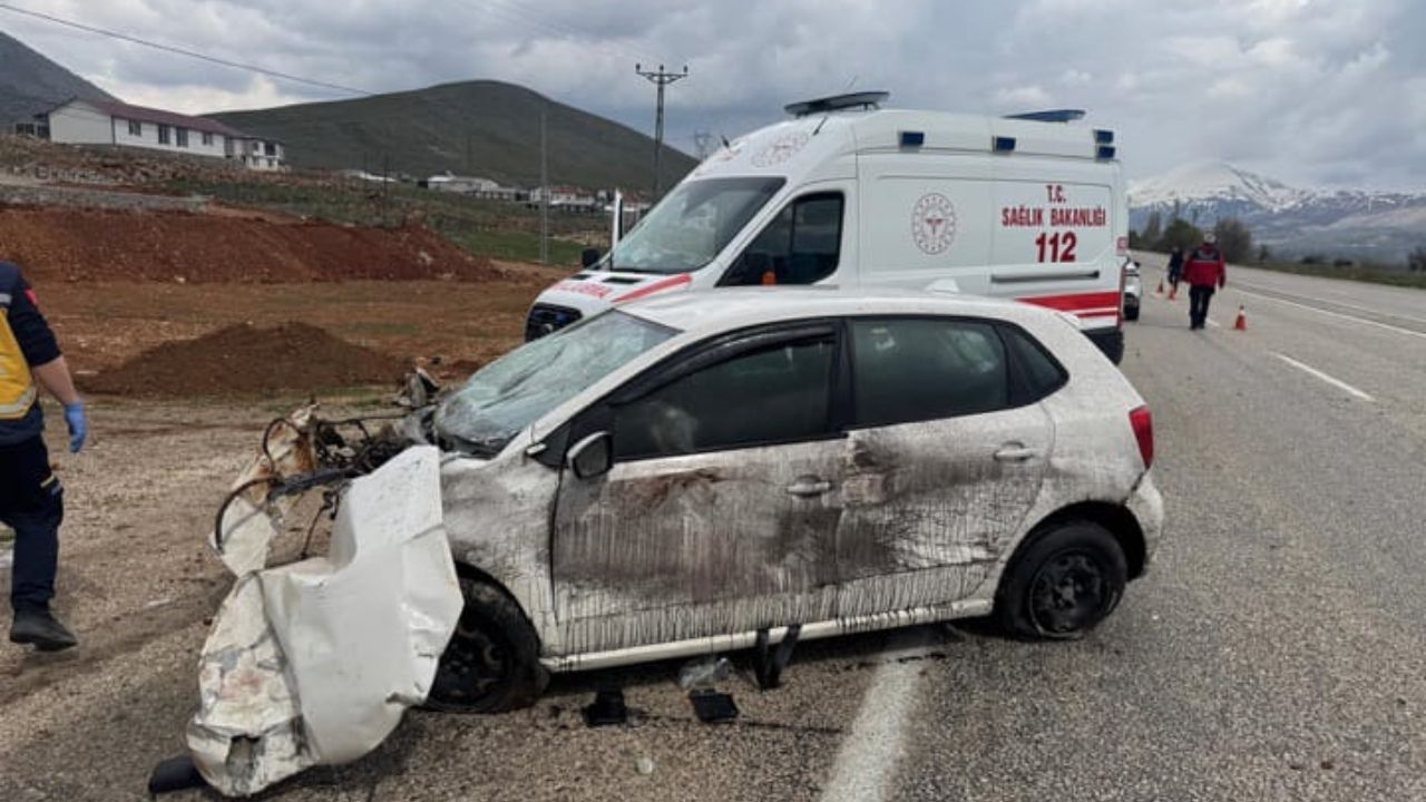 Doğanşehir’de Kaza Üstüne Kaza Biri Tabelaya Çarptı, Diğeri Duvardan Uçtu (3) Malatyahaber