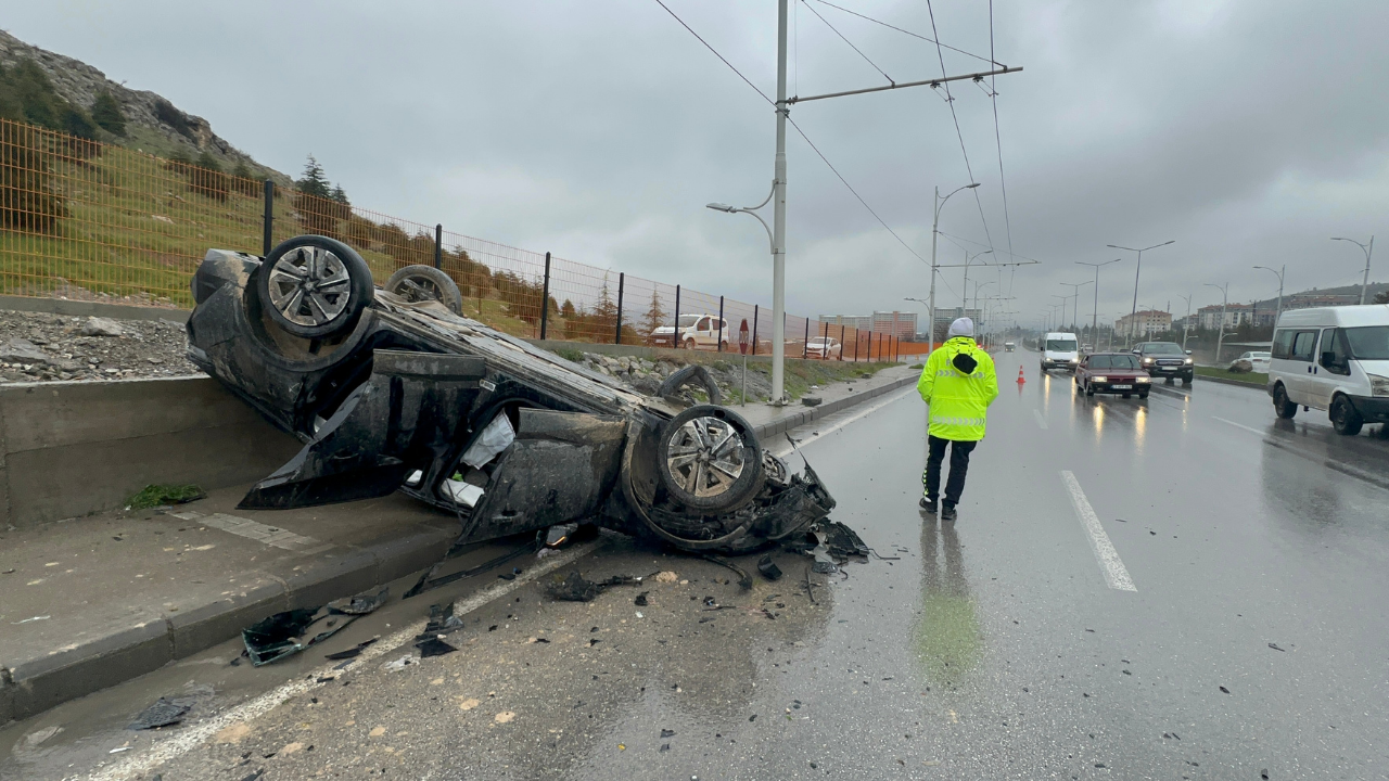 Hurdaya Dönen Araçlarda Mucize Kurtuluş 5 Kişi Sağ Çıktı (3) Malatyahaber