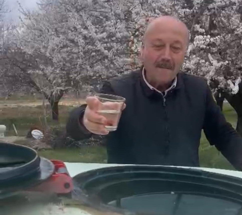 Malatya’da üreticilerden ilginç uygulama: İlaçlamaya zemzem suyu yaptı