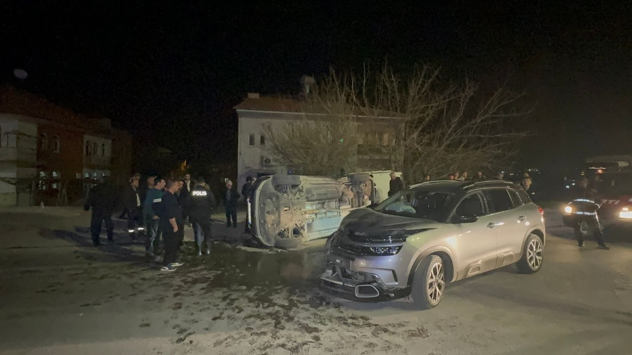 Kavşakta can pazarı: 4 kişi yaralandı, araçlar hurdaya döndü