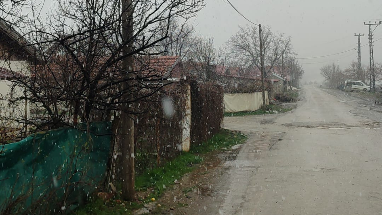 Kayısı Üreticileri Tedirgin! İlkbahar Ortasında Kar Yağışı Etkisini Sürdürüyor (3)