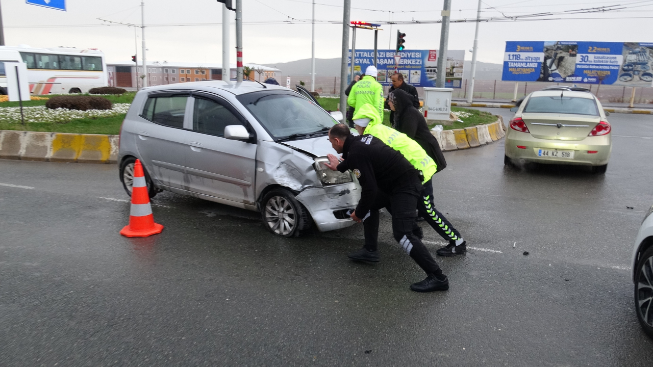 Malatya’da Hastane Kapısında Trafik Kazası! Araç Ters Döndü (2) Malatyahaber