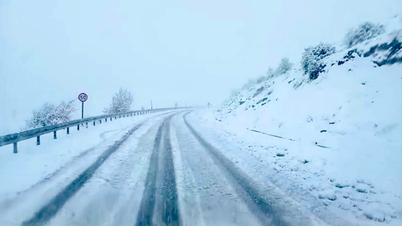 Malatya’da Nisan Ayı Pütürge Yolunda Araçlar Karda Mahsur Kaldı (3) Malatyahaber