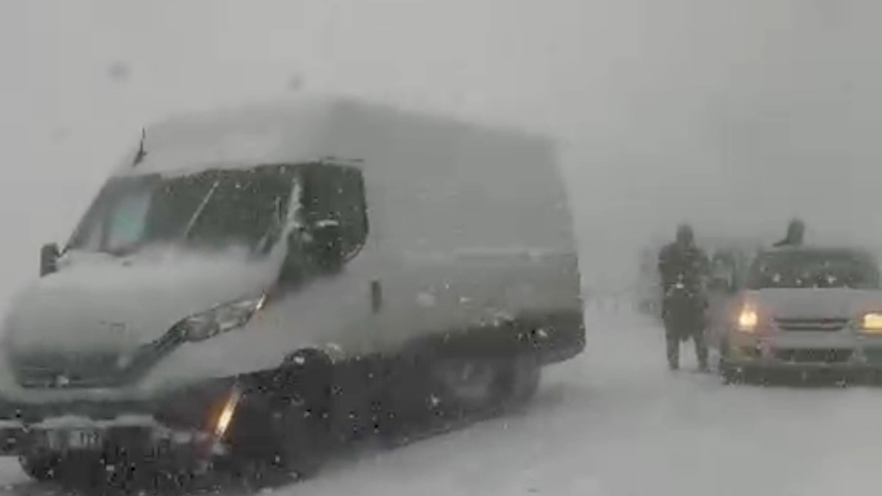 Malatya’da Nisan Ayı Pütürge Yolunda Araçlar Karda Mahsur Kaldı (4) Malatyahaber