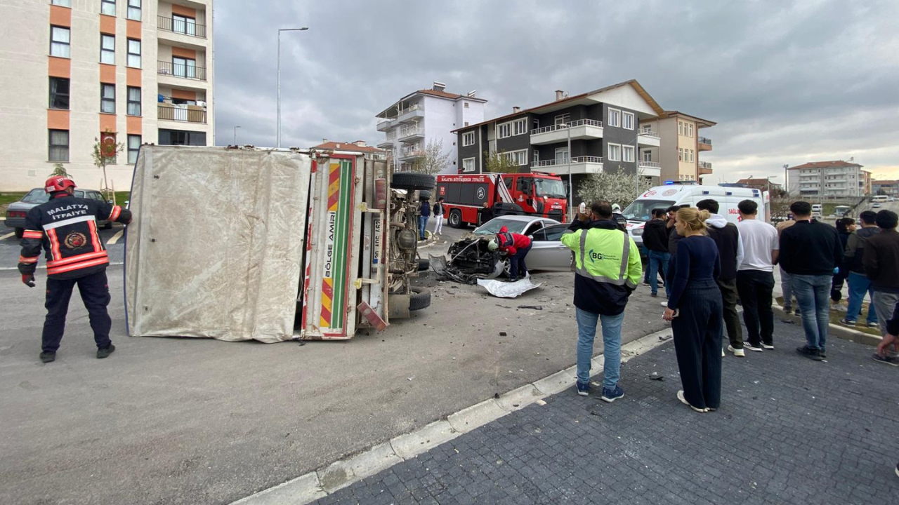 Yeşilyurt’ta Otomobil Kamyoneti Devirdi! 1 Yaralı (2) Malatyahaber