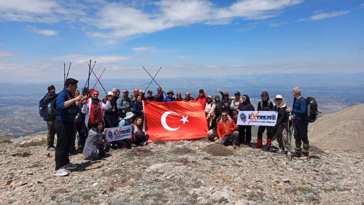 45 Sporcu Beydağı’nın 2550 Metrelik Zirvesinde Bayrak Açtı! (1) Malatyahaber