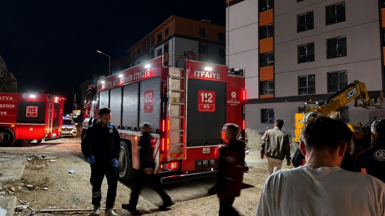 Bostanbaşı Toki̇ Şantiyesinde, Maaşlarını Alamayan Işçiler Çatıya Çıktı! (1) Malatyahaber