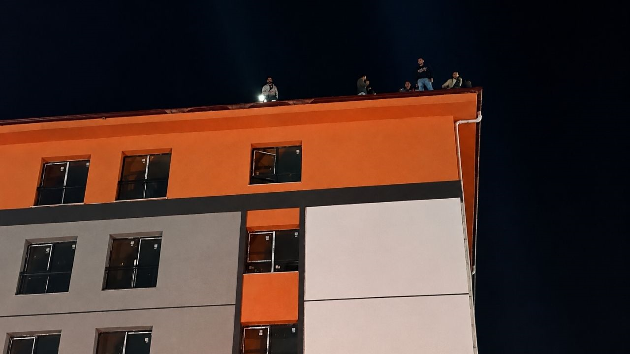 Bostanbaşı Toki̇ Şantiyesinde, Maaşlarını Alamayan Işçiler Çatıya Çıktı! (2) Malatyahaber