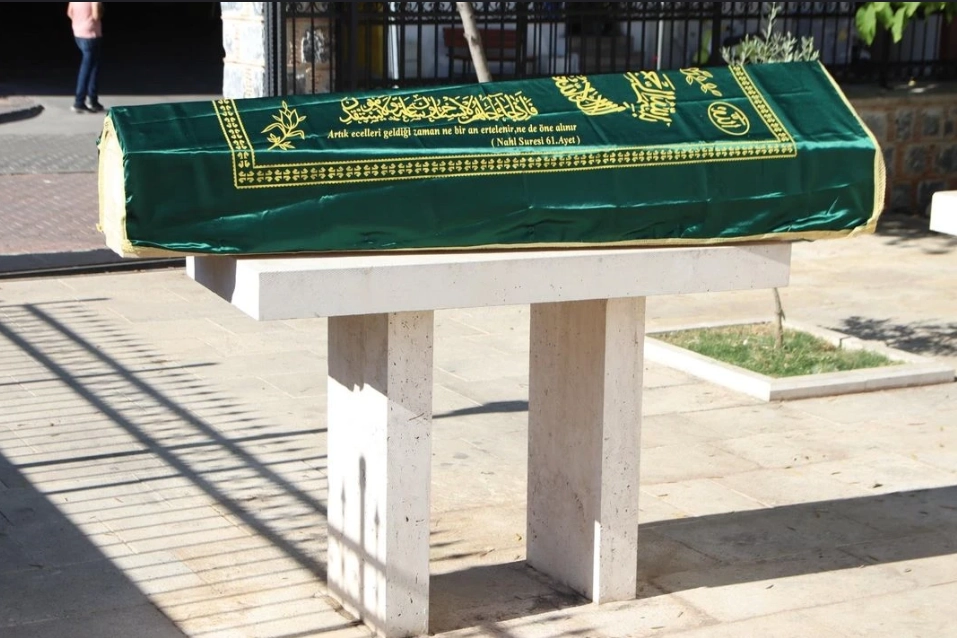 Cenaze Namazinda Tabuttan Ses Geldi Cemaat Soka Girdi 1728486897 105 Large