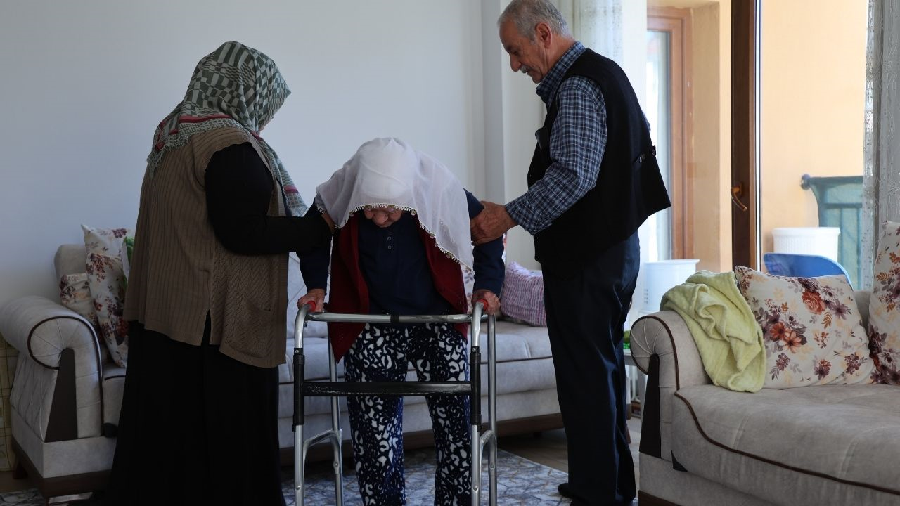 Cumhuriyet’le Yaşıttı, Malatya’dan Deprem Ayırdı! Nazife Nineye Anneler Günü Sürprizi (1) Malatyahaber