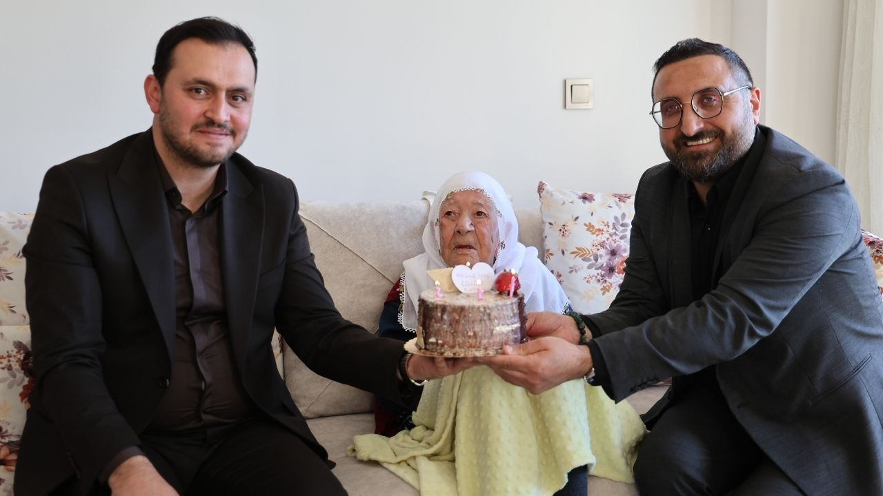 Cumhuriyet’le Yaşıttı, Malatya’dan Deprem Ayırdı! Nazife Nineye Anneler Günü Sürprizi (2) Malatyahaber
