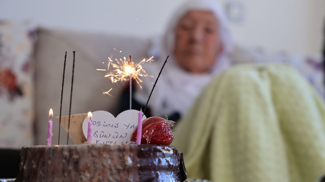 Cumhuriyet’le Yaşıttı, Malatya’dan Deprem Ayırdı! Nazife Nineye Anneler Günü Sürprizi (3) Malatyahaber