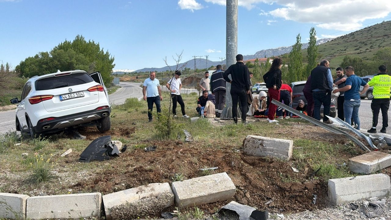 Doğanşehir’de Otomobiller Kavşakta Birbirine Girdi 3 Yaralı (1) Malatyahaber