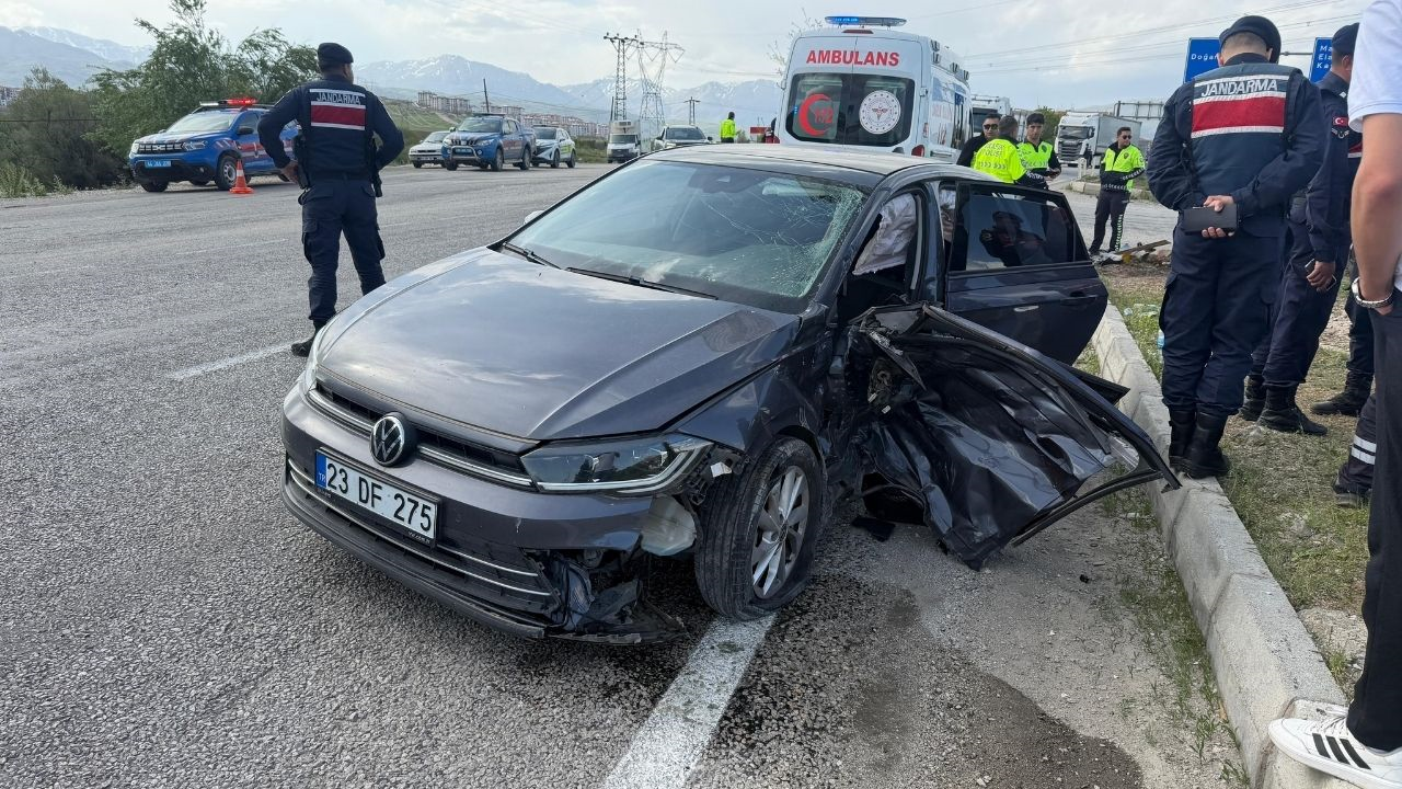 Doğanşehir’de Otomobiller Kavşakta Birbirine Girdi 3 Yaralı (3) Malatyahaber
