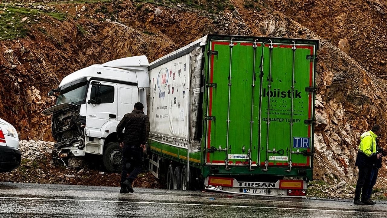 Doğanşehir'de Tir Yoldan Çıktı 1 Yaralı (2) Malatyahaber