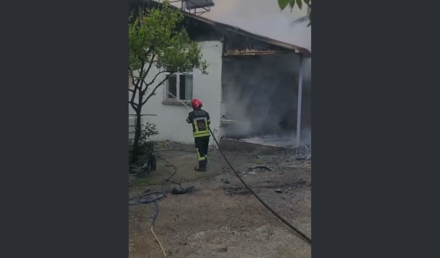 Elazığ'da Korkutan Ev Yangını Çatı Alev Alev Yandı (2)