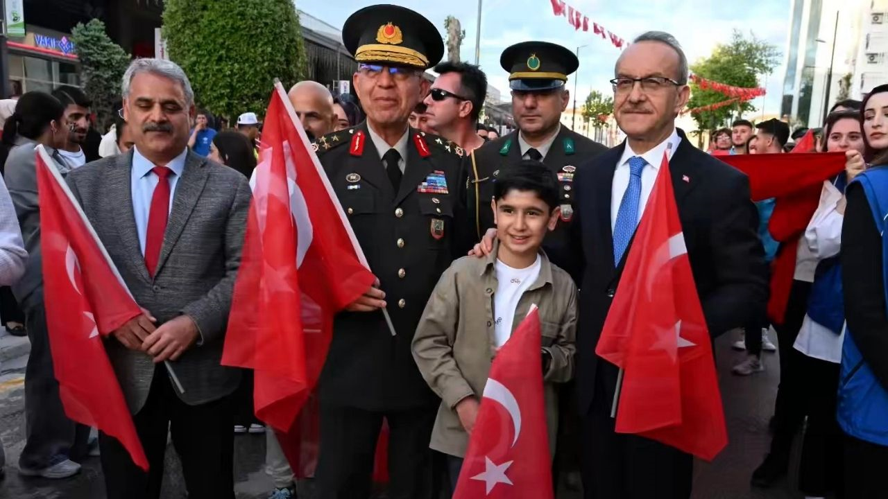 Malatya’da 19 Mayıs Coşkusu Binler Meşalelerle Yürüdü! (2) Malatyahaber