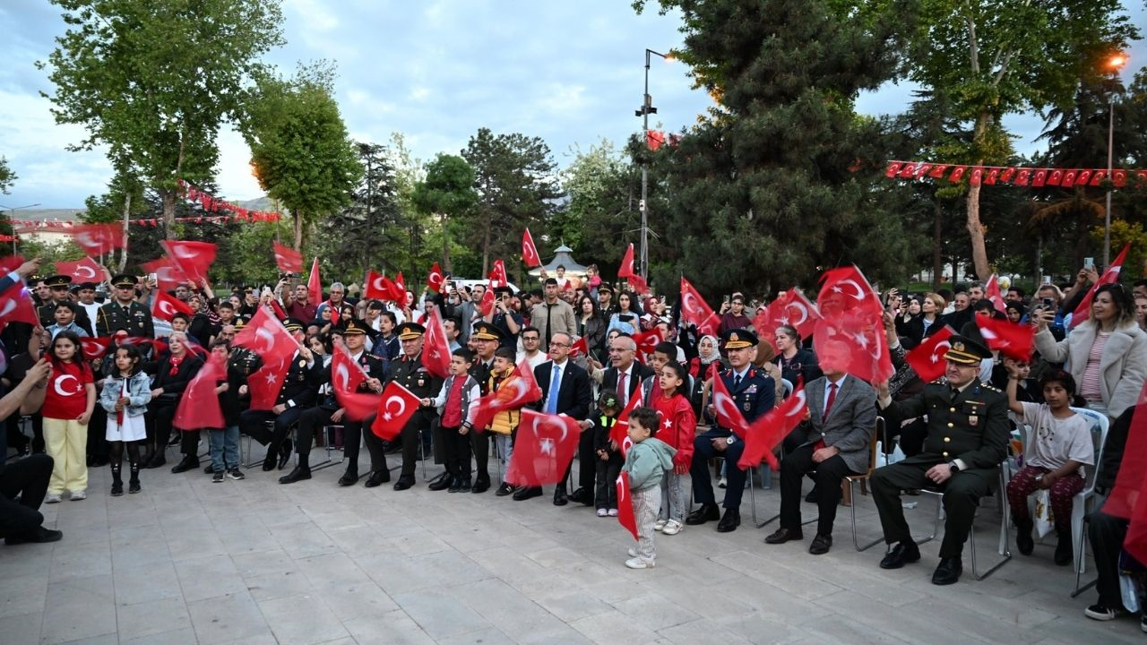 Malatya’da 19 Mayıs Coşkusu Binler Meşalelerle Yürüdü! (3) Malatyahaber