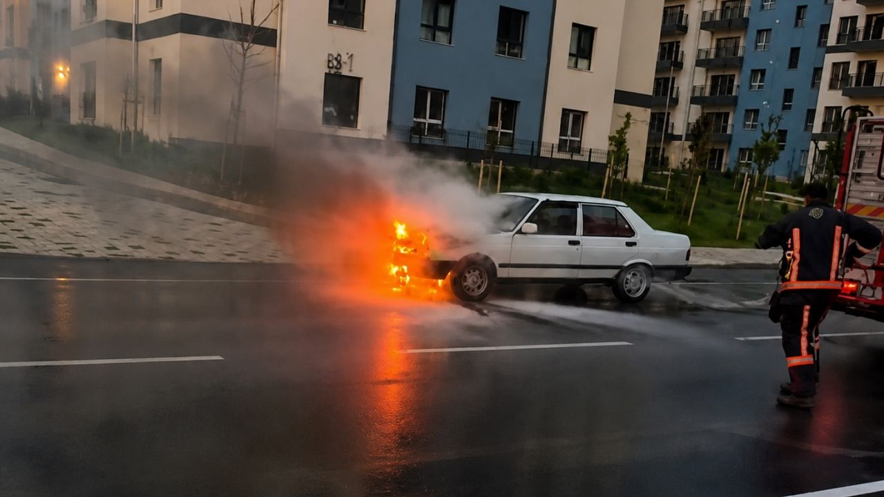 Malatya’da Korkutan Dakikalar Toki̇ Mevkiinde Araç Alev Alev Yandı (1) Malatyahaber