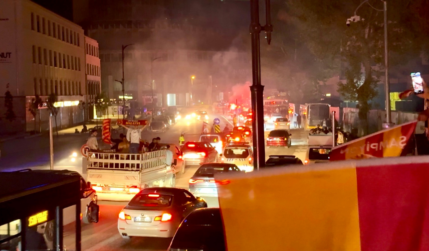 Malatya’da Şampiyonluk Gecesi Sokaklar Sarı Kırmızıya Boyandı! (2)