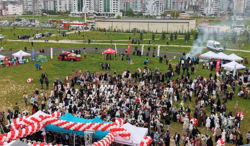 Minik Kalplere Büyük Dokunuş Yüzüncü Yıl Kent Parkı Çocuk Sesleriyle Şenlendi! (4)