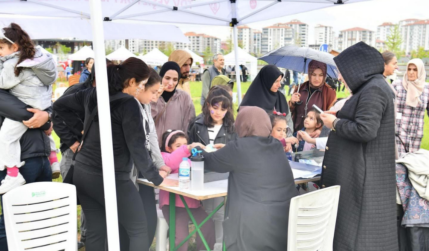 Minik Kalplere Büyük Dokunuş Yüzüncü Yıl Kent Parkı Çocuk Sesleriyle Şenlendi! (6)
